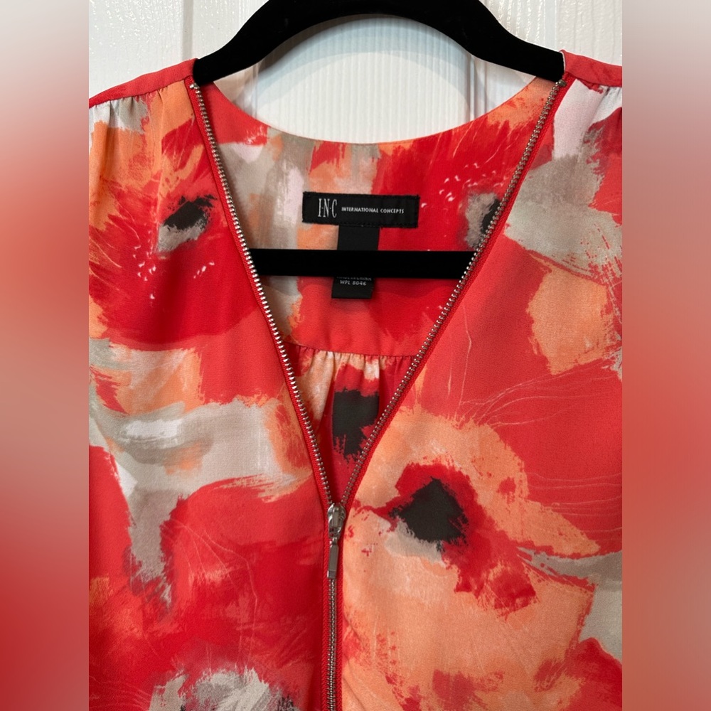INC Size 2 (XS) Blouse w Zipper front. Soft front and back. In great condition